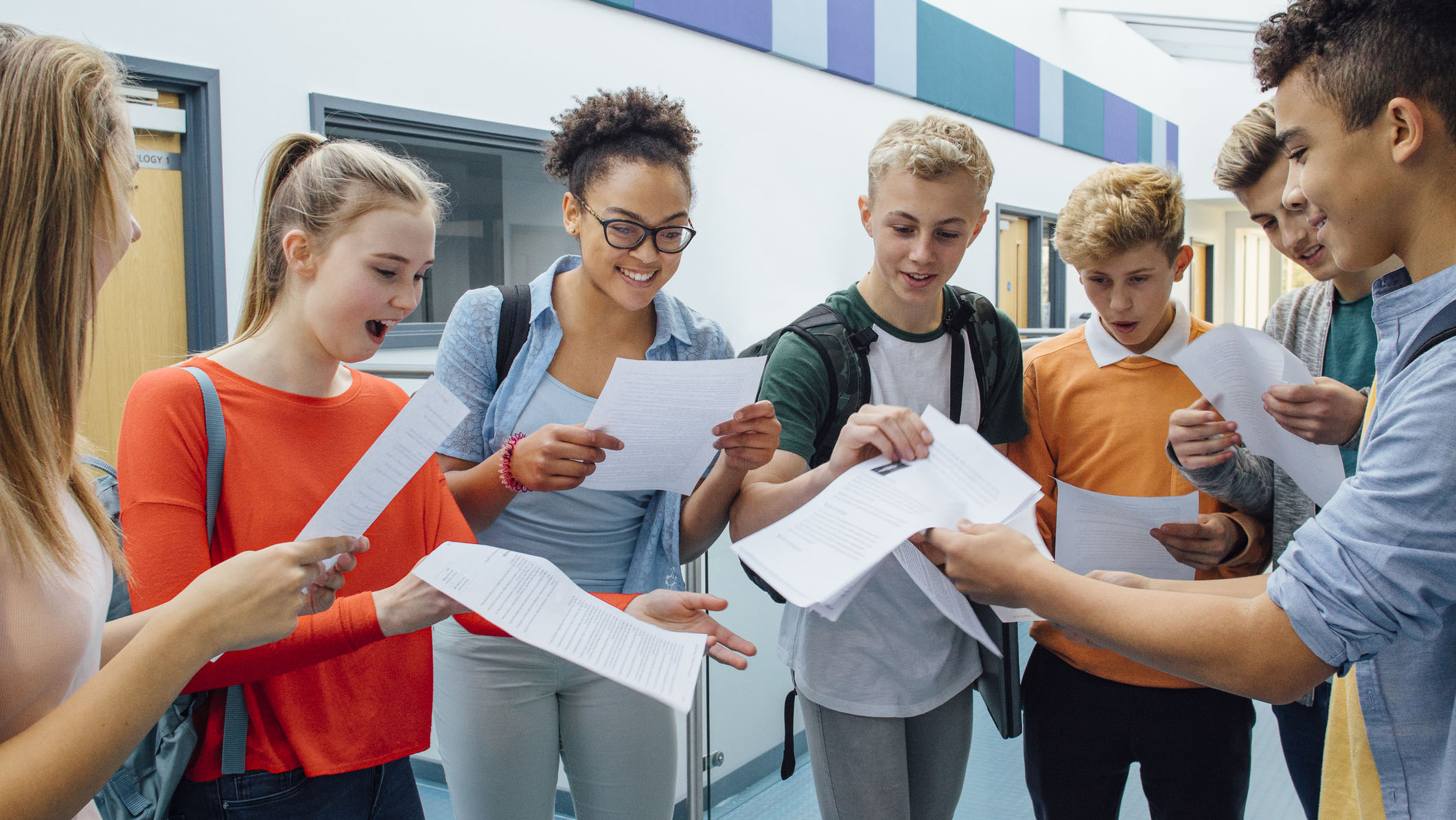 They work to pass exam. Школьники и студенты. Счастливые студенты. Радостные студенты. Студенты радуются.